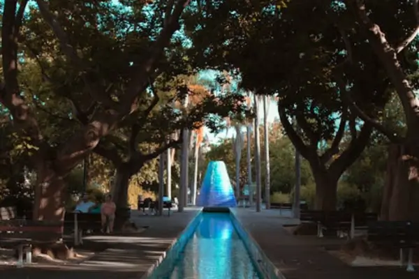 Espelhos d’água como reguladores térmicos em praças urbanas de climas quentes, impactos no conforto ambiental